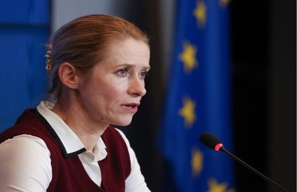 صورة لمسؤولة في الاتحاد الأوروبي تتحدث في مؤتمر صحفي