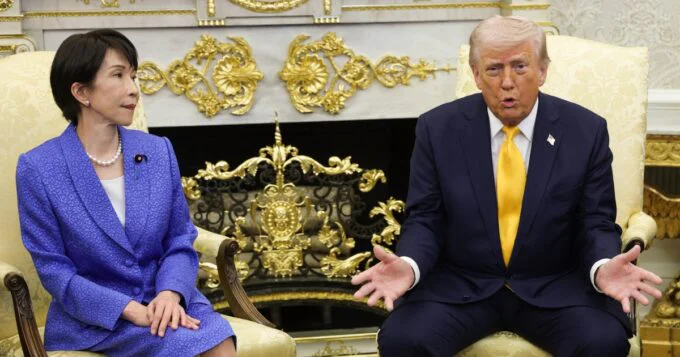 الرئيس الأمريكي دونالد ترامب ورئيسة الوزراء اليابانية ساناي تاكايتشي في المكتب البيضاوي