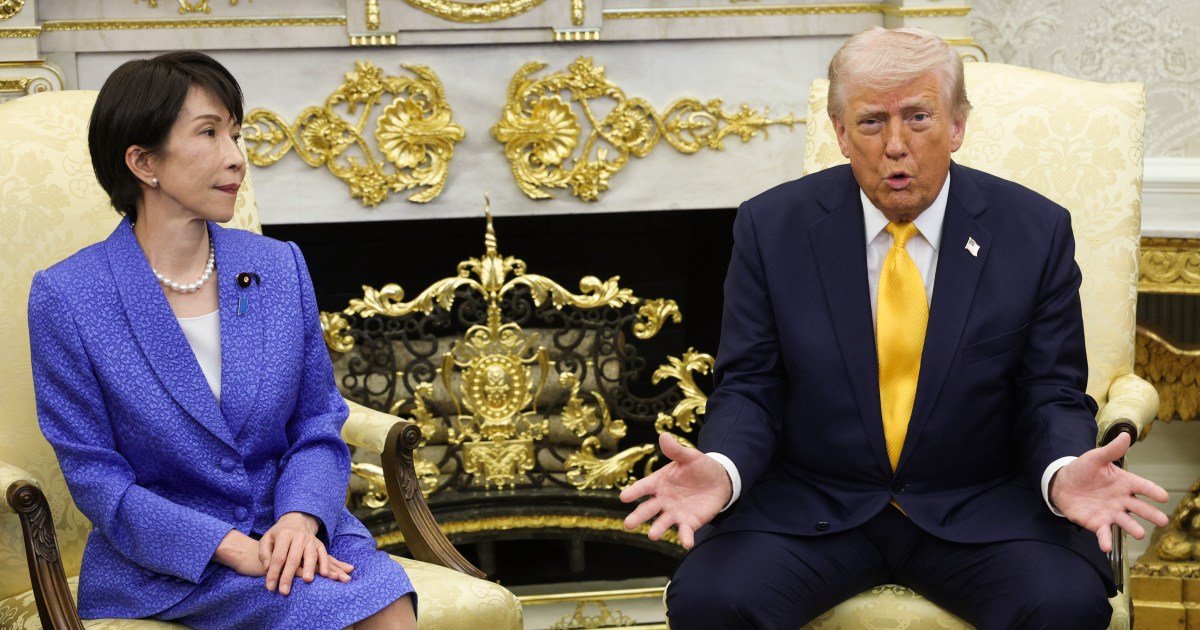 توتر في اليابان بعد استشهاد ترامب ببيرل هاربر لتبرير حرب إيران 3 الرئيس الأمريكي دونالد ترامب ورئيسة الوزراء اليابانية ساناي تاكايتشي في المكتب البيضاوي