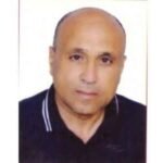 الدراسات القرآنية المعاصرة: رؤية الدكتور مصطفى محمود بين التأويل العلمي والجدل الفكري 6 صورة للدكتور مصطفى محمود وهو يتأمل، ترمز إلى فكره النقدي ومحاولاته لربط العلم بالدين.