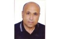 صورة للدكتور مصطفى محمود وهو يتأمل، ترمز إلى فكره النقدي ومحاولاته لربط العلم بالدين.