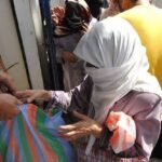 صورة لقفف رمضانية أو لمسؤولين يناقشون قرارًا إداريًا في طنجة، تعكس جهود منع الاستغلال الانتخابي.