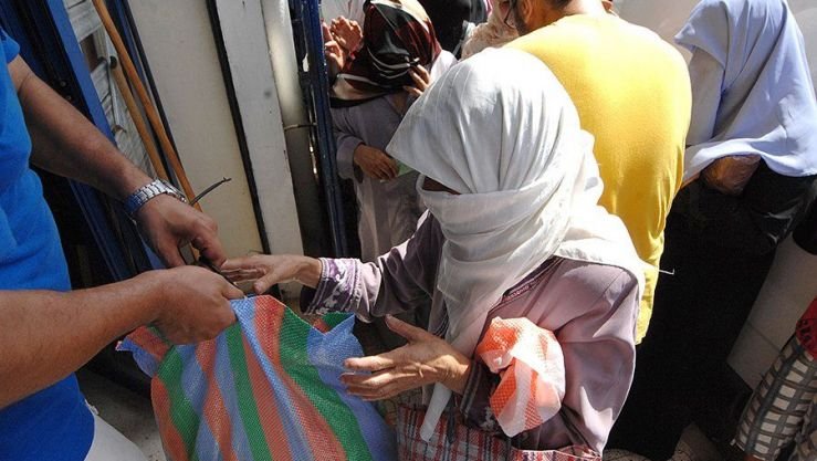 صورة لقفف رمضانية أو لمسؤولين يناقشون قرارًا إداريًا في طنجة، تعكس جهود منع الاستغلال الانتخابي.