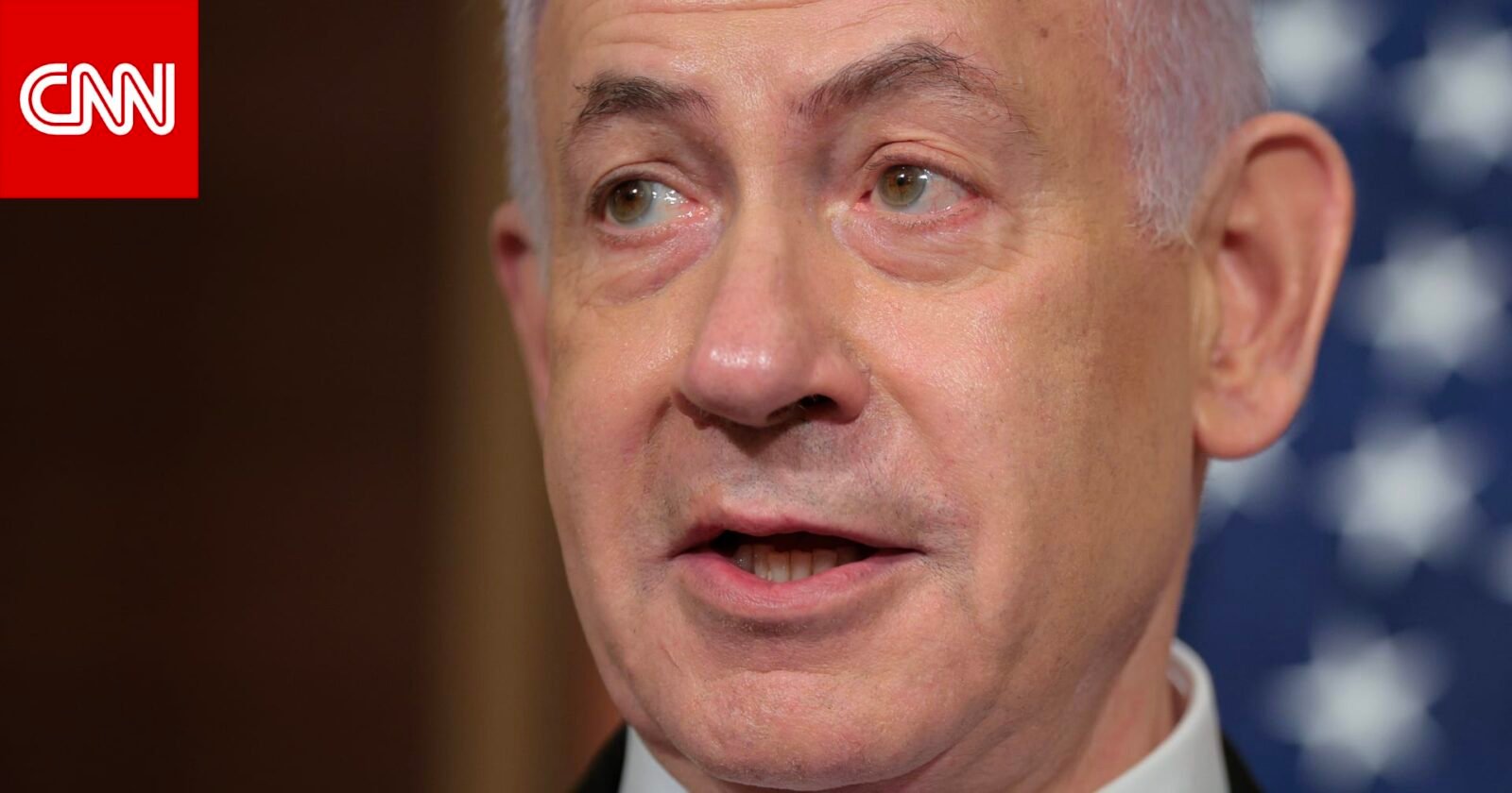 صورة لبنيامين نتنياهو خلال مؤتمر صحفي يتحدث عن الوضع في إيران