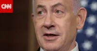 صورة لبنيامين نتنياهو خلال مؤتمر صحفي يتحدث عن الوضع في إيران