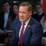 سفير الولايات المتحدة لدى الأمم المتحدة مايك والتز يتحدث خلال جلسة حوارية