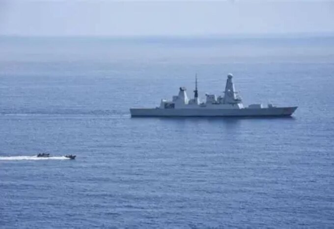 المدمرة البريطانية إتش إم إس دراغون تبحر في البحر الأبيض المتوسط