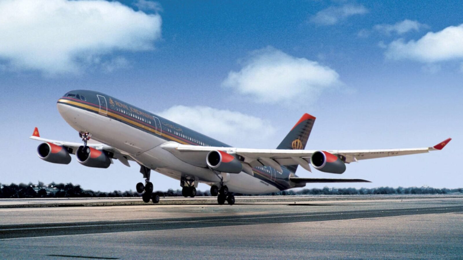 الملكية الأردنية: استمرارية الرحلات من أوروبا وأمريكا وتعديلات على مسارات الخليج والشام 3 طائرة تابعة للملكية الأردنية في المطار