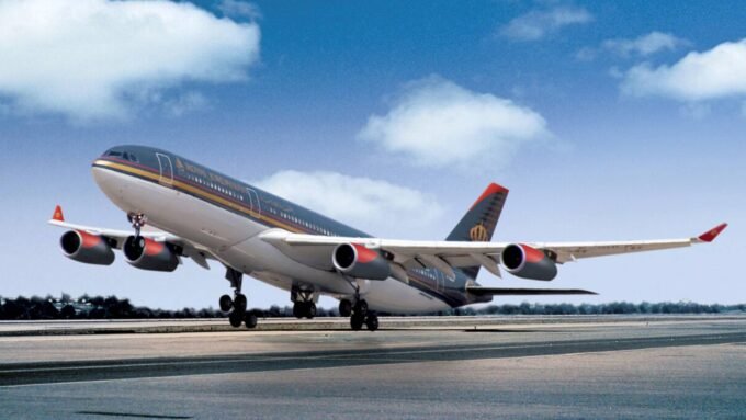 طائرة تابعة للملكية الأردنية في المطار