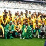 صورة لقائد المنتخب السنغالي يحمل كأس أمم إفريقيا في ملعب ستاد دو فرانس بباريس