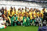 صورة لقائد المنتخب السنغالي يحمل كأس أمم إفريقيا في ملعب ستاد دو فرانس بباريس