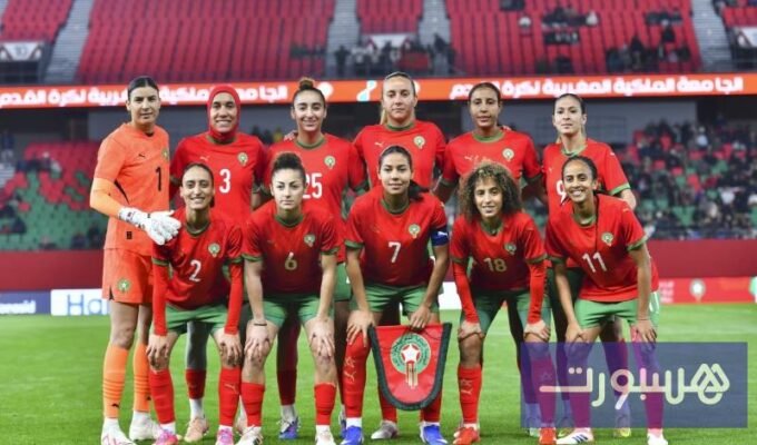صورة لاعبات المنتخب المغربي النسوي يحتفلن بالفوز على كاب فيردي في ملعب مولاي الحسن.