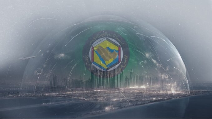 تحالف خليجي على غرار الناتو: طموح متجدد وتحديات قائمة 6 خريطة دول مجلس التعاون الخليجي مع رموز عسكرية تشير إلى التعاون الدفاعي