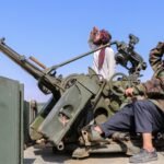 تصاعد التوتر بين باكستان وأفغانستان: انفجارات تهز كابول ومعارك مستمرة 4 جنود من طالبان يراقبون الطائرات المقاتلة الباكستانية من موقع مضاد للطائرات في ولاية خوست، أفغانستان.