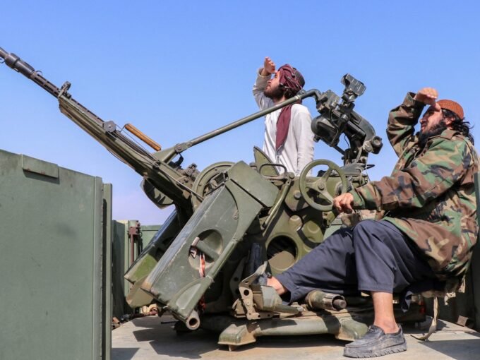تصاعد التوتر بين باكستان وأفغانستان: انفجارات تهز كابول ومعارك مستمرة 8 جنود من طالبان يراقبون الطائرات المقاتلة الباكستانية من موقع مضاد للطائرات في ولاية خوست، أفغانستان.