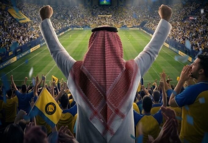 صورة لاعبي النصر يحتفلون بهدف في مباراة كرة قدم ضد الخليج في دوري روشن السعودي