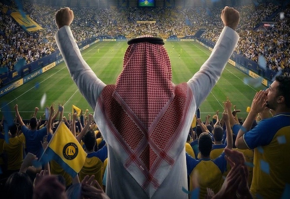 صورة لاعبي النصر يحتفلون بهدف في مباراة كرة قدم ضد الخليج في دوري روشن السعودي
