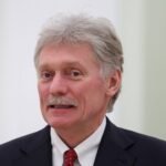 صورة توضيحية لبراميل نفط وعلم روسيا، مع خريطة للشرق الأوسط في الخلفية، ترمز لأزمة الطاقة العالمية وتأثير الصراعات.