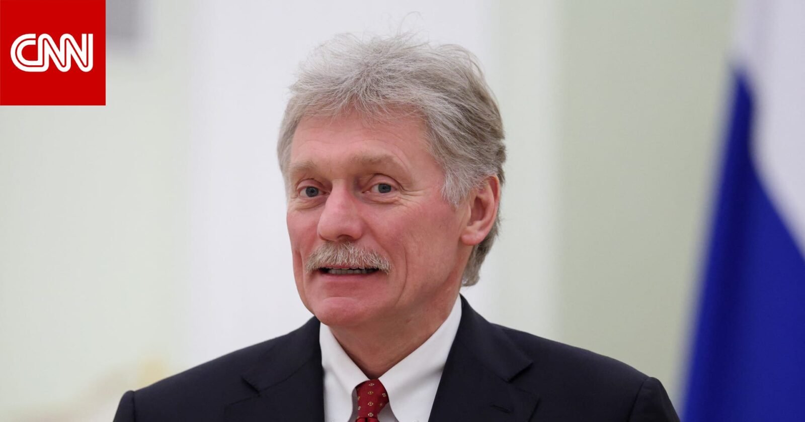 صورة توضيحية لبراميل نفط وعلم روسيا، مع خريطة للشرق الأوسط في الخلفية، ترمز لأزمة الطاقة العالمية وتأثير الصراعات.