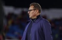 صورة للمدرب محمد أمين بنهاشم وهو يقود تدريبات فريق الوداد الرياضي، أو شعار نادي الوداد.