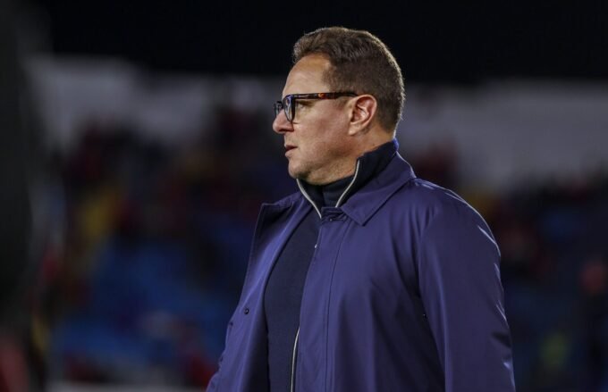 صورة للمدرب محمد أمين بنهاشم وهو يقود تدريبات فريق الوداد الرياضي، أو شعار نادي الوداد.