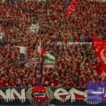 صورة لجماهير ألتراس الوينرز في مدرجات ملعب كرة قدم