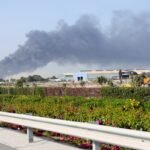 تصاعد الدخان من ميناء جبل علي في دبي بعد هجوم إيراني، في أعقاب ضربات أميركية وإسرائيلية على إيران، بتاريخ 1 مارس 2026.