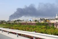 تصاعد الدخان من ميناء جبل علي في دبي بعد هجوم إيراني، في أعقاب ضربات أميركية وإسرائيلية على إيران، بتاريخ 1 مارس 2026.