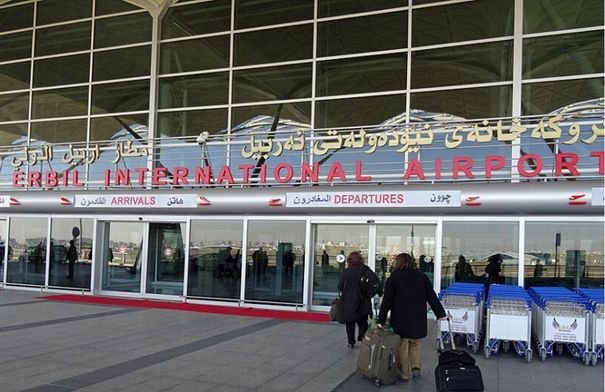 صورة لدخان يتصاعد من منطقة قرب مطار أربيل بعد الانفجارات