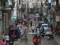 صورة لأشخاص يتجمعون في الشارع خلال انقطاع التيار الكهربائي في هافانا، كوبا.