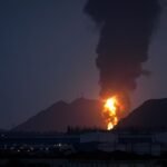 صورة لدخان كثيف يتصاعد من منشأة نفطية في الفجيرة بالإمارات بعد سقوط حطام طائرة مسيرة إيرانية.