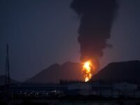 صورة لدخان كثيف يتصاعد من منشأة نفطية في الفجيرة بالإمارات بعد سقوط حطام طائرة مسيرة إيرانية.