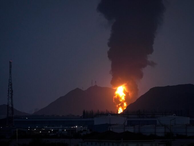 صورة لدخان كثيف يتصاعد من منشأة نفطية في الفجيرة بالإمارات بعد سقوط حطام طائرة مسيرة إيرانية.