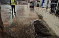 صورة لكوادر بلدية جرش وهي تعمل على معالجة تجمع مياه الأمطار في أحد شوارع المدينة.