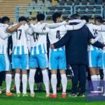 لاعبو فريق بيراميدز يحتفلون بهدف خلال مباراة كرة قدم في كأس مصر.