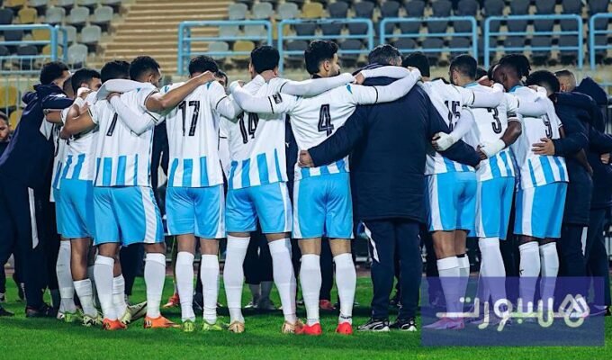 لاعبو فريق بيراميدز يحتفلون بهدف خلال مباراة كرة قدم في كأس مصر.