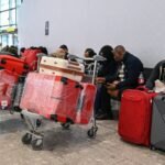 صورة لمطار خالٍ أو طائرات متوقفة، تعكس تعليق حركة الطيران في الشرق الأوسط بسبب التوترات الإقليمية.