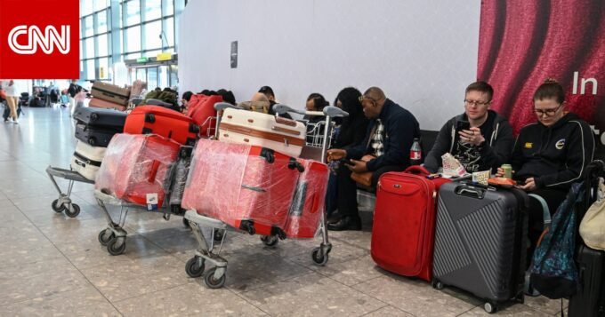 تداعيات التوترات في الشرق الأوسط على حركة الطيران: دليل شامل للمسافرين 7 صورة لمطار خالٍ أو طائرات متوقفة، تعكس تعليق حركة الطيران في الشرق الأوسط بسبب التوترات الإقليمية.