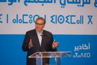 صورة لعزيز أخنوش يتحدث في اجتماع لحزب التجمع الوطني للأحرار