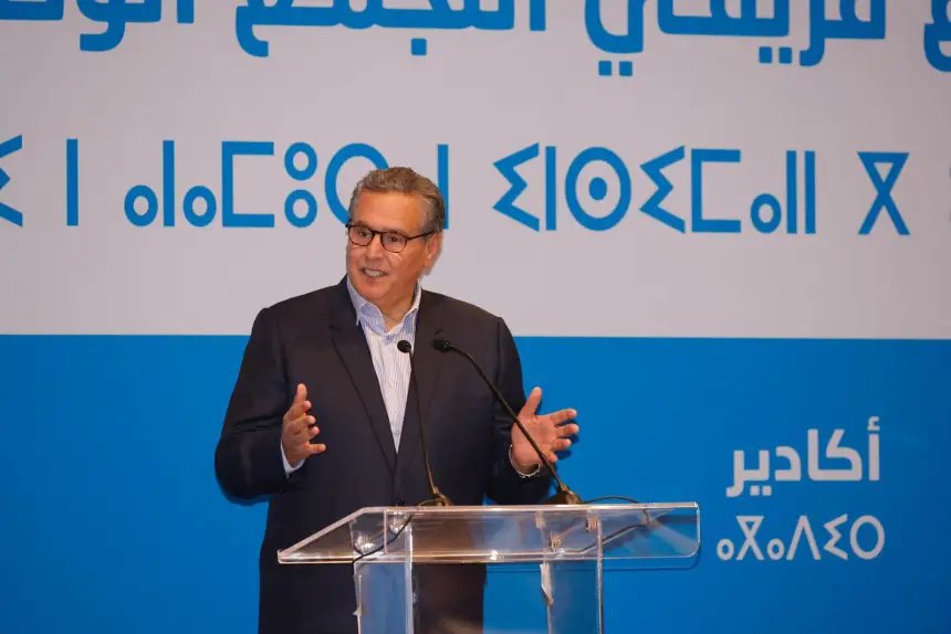 صورة لعزيز أخنوش يتحدث في اجتماع لحزب التجمع الوطني للأحرار