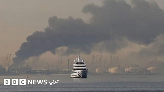 صورة لميناء جبل علي في دبي، رمز للاستقرار الاقتصادي في الخليج، في ظل التوترات الإقليمية المتصاعدة.