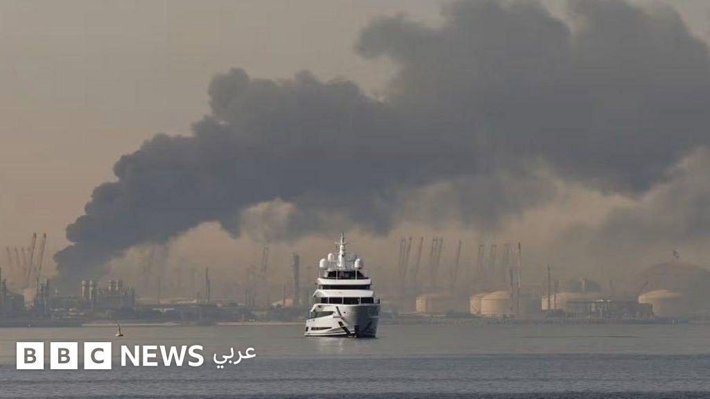 صورة لميناء جبل علي في دبي، رمز للاستقرار الاقتصادي في الخليج، في ظل التوترات الإقليمية المتصاعدة.