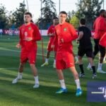 لاعبو المنتخب المغربي خلال حصة تدريبية مكثفة بمركز محمد السادس لكرة القدم، استعدادًا للمباريات الودية.