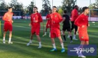 لاعبو المنتخب المغربي خلال حصة تدريبية مكثفة بمركز محمد السادس لكرة القدم، استعدادًا للمباريات الودية.