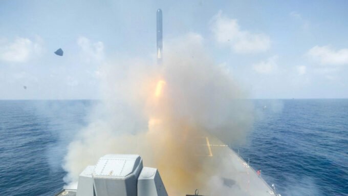 صورة توضيحية للصراع الإقليمي بين إيران وإسرائيل والولايات المتحدة وتداعياته المحتملة.