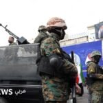 صورة توضيحية لخريطة الشرق الأوسط تبرز مناطق التوتر بين إيران والسعودية، مع إشارة إلى مضيقي هرمز وباب المندب، تعكس التحذيرات من تصاعد الصراع.