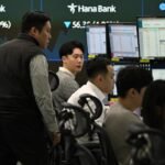 متعاملون يراقبون أسعار الصرف في مقر بنك هانا في سيول، كوريا الجنوبية، وسط اضطرابات السوق.