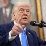 صورة للرئيس الأمريكي السابق دونالد ترامب يناقش استراتيجية محتملة للتعامل مع إيران في سياق التوترات الإقليمية.