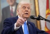 صورة للرئيس الأمريكي السابق دونالد ترامب يناقش استراتيجية محتملة للتعامل مع إيران في سياق التوترات الإقليمية.