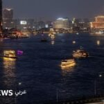 آثار الحرب الإيرانية على مصر: جدل عقب قرارات الحكومة لخفض استهلاك الطاقة 2 منظر ليلي لمدينة القاهرة يظهر الإضاءة الخافتة في الشوارع والمباني بعد تطبيق قرارات ترشيد استهلاك الطاقة.